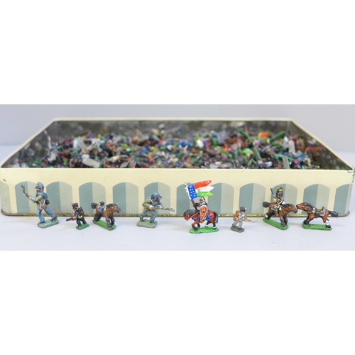 677 - A tin of painted lead model soldiers