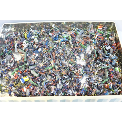 677 - A tin of painted lead model soldiers