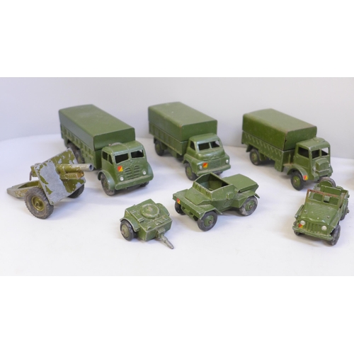 686 - Twelve Dinky Toys military die-cast model vehicles