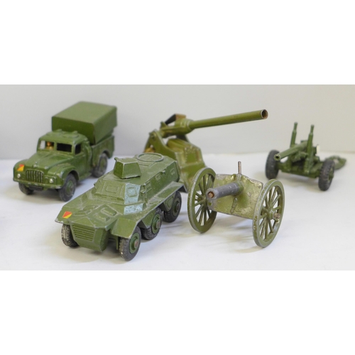 686 - Twelve Dinky Toys military die-cast model vehicles