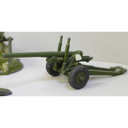 686 - Twelve Dinky Toys military die-cast model vehicles