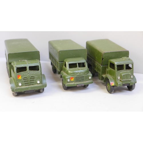 686 - Twelve Dinky Toys military die-cast model vehicles