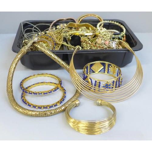 700 - Gold tone jewellery