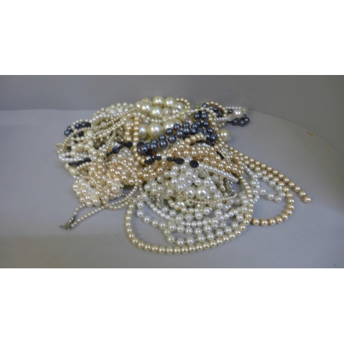 742 - Assorted pearl necklets and bracelets