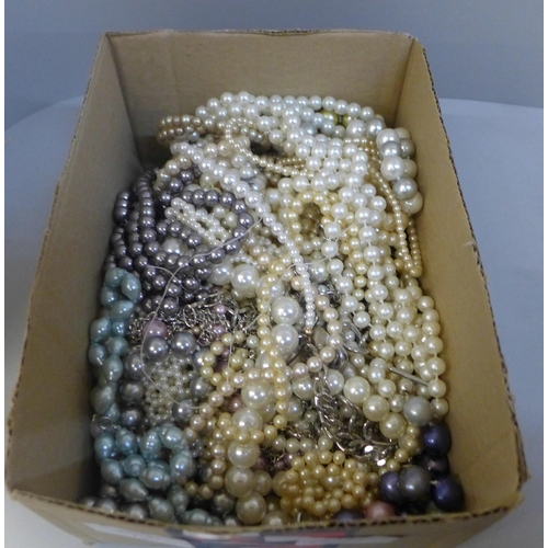 742 - Assorted pearl necklets and bracelets