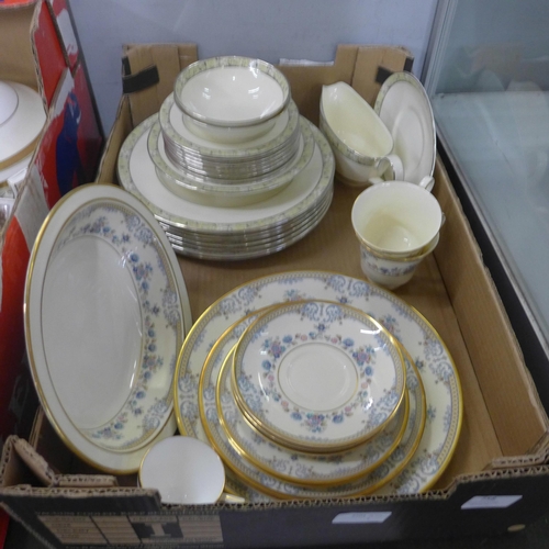 758 - Minton tea and dinnerware, Wimbledon pattern, eight tea plates, seven dinner, sauce boat and stand, ... 