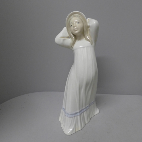 789 - A Lladro table lamp base, a D'Art Spanish figure and one other figure