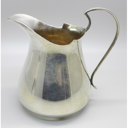 800 - A silver jug, Birmingham 1922, 85g