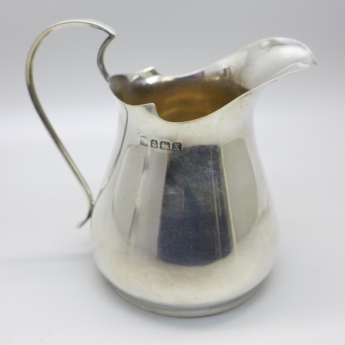 800 - A silver jug, Birmingham 1922, 85g