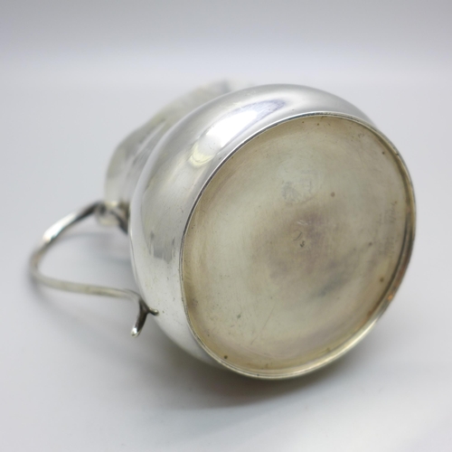 800 - A silver jug, Birmingham 1922, 85g