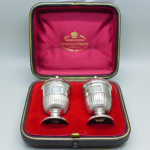 801 - A cased pair of Victorian silver peppers, Sheffield 1891, 62g