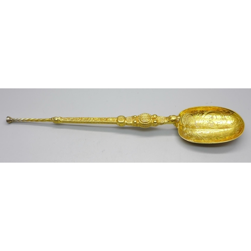 802 - A silver gilt anointing spoon, London 1901, Saunders & Shepherd, 102g, 25.5cm