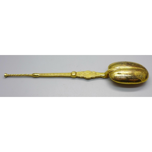 802 - A silver gilt anointing spoon, London 1901, Saunders & Shepherd, 102g, 25.5cm