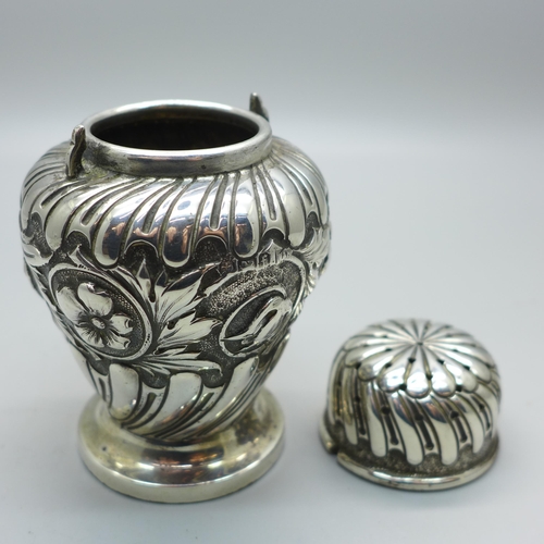 804 - A Walker & Hall embossed silver castor, Sheffield 1898, 106g, 9cm