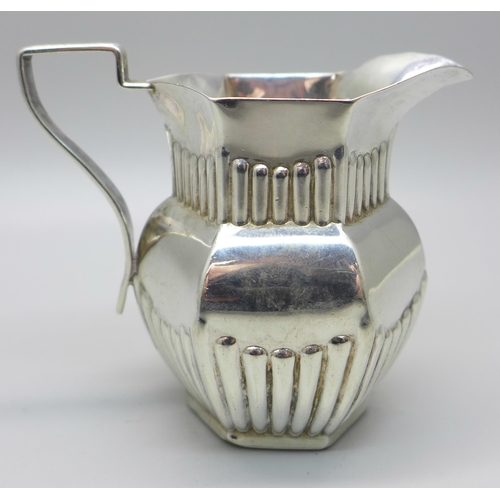 811 - A Victorian silver jug with fluted decoration, Birmingham 1898, 55g