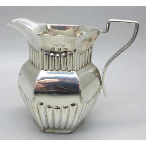 811 - A Victorian silver jug with fluted decoration, Birmingham 1898, 55g