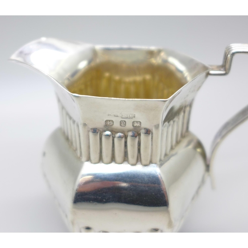 811 - A Victorian silver jug with fluted decoration, Birmingham 1898, 55g