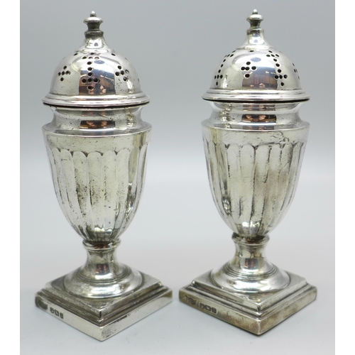 830 - A pair of Victorian silver peppers, Sheffield 1893, 106g