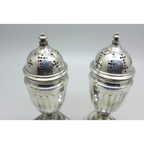 830 - A pair of Victorian silver peppers, Sheffield 1893, 106g