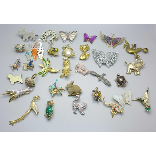 841 - Thirty animal, insect and butterfly brooches, etc.