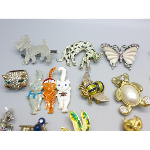 841 - Thirty animal, insect and butterfly brooches, etc.