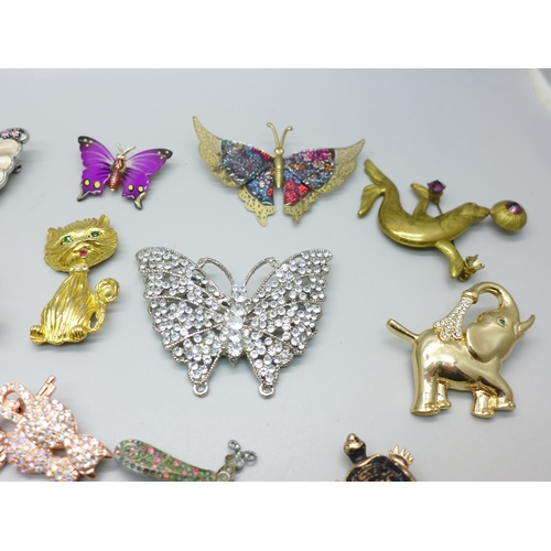 841 - Thirty animal, insect and butterfly brooches, etc.