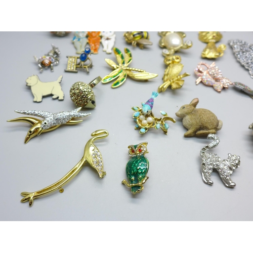 841 - Thirty animal, insect and butterfly brooches, etc.