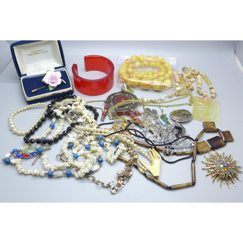 843 - A collection of jewellery including some silver