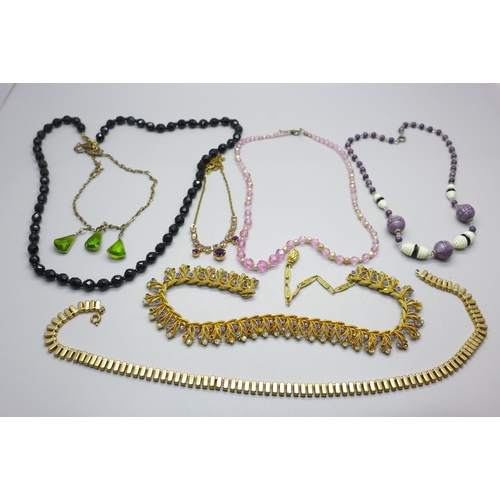 844 - Vintage necklaces