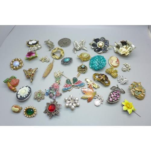 851 - A collection of brooches