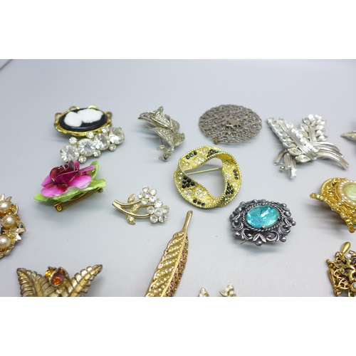 851 - A collection of brooches