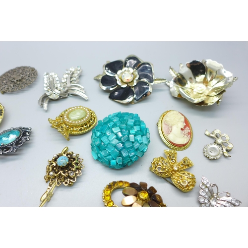 851 - A collection of brooches