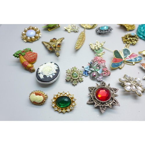 851 - A collection of brooches