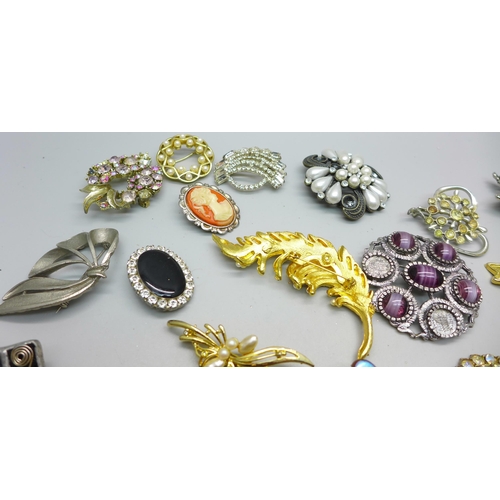 852 - Thirty costume brooches