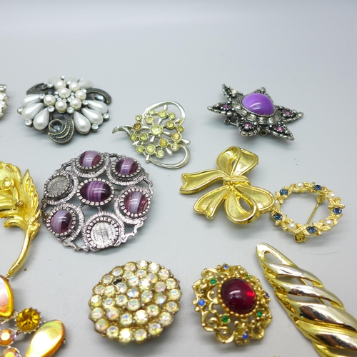 852 - Thirty costume brooches