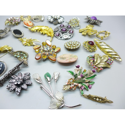 852 - Thirty costume brooches