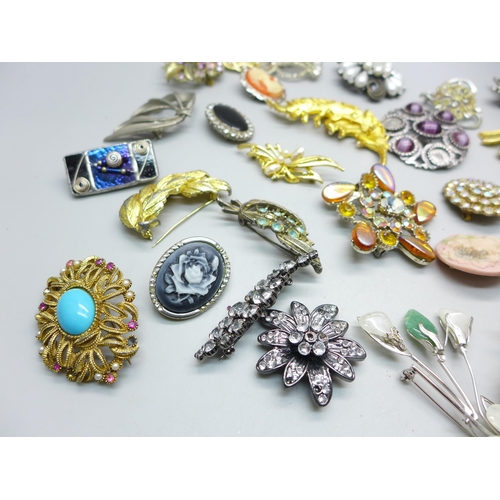 852 - Thirty costume brooches