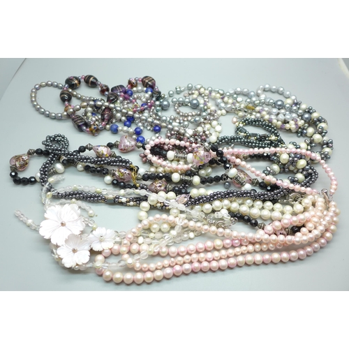 861 - A collection of assorted pearl necklaces