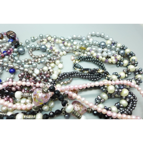 861 - A collection of assorted pearl necklaces