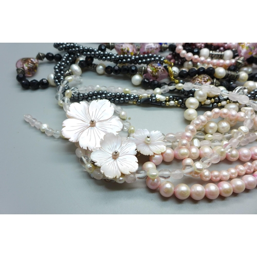 861 - A collection of assorted pearl necklaces