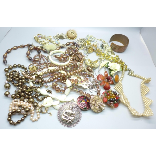 869 - Costume jewellery