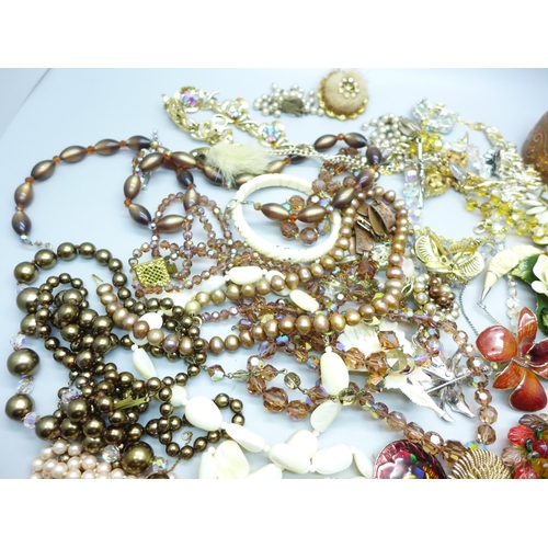 869 - Costume jewellery