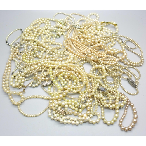 870 - Faux pearl necklaces