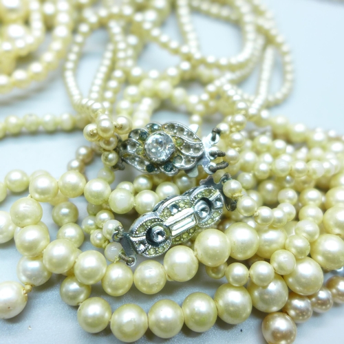 870 - Faux pearl necklaces