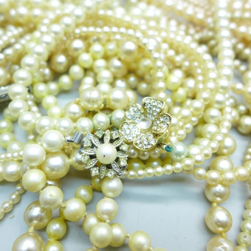 870 - Faux pearl necklaces