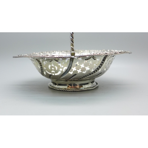 880 - A George III pierced silver basket, London 1767, Thomas Foster, 124g, 11.5cm x 15cm