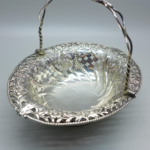 880 - A George III pierced silver basket, London 1767, Thomas Foster, 124g, 11.5cm x 15cm