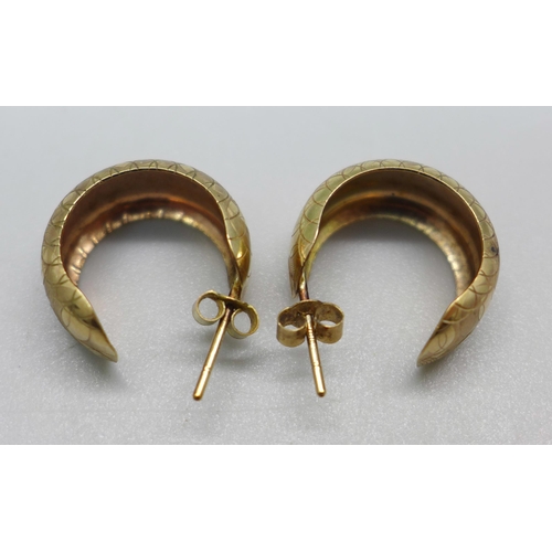 886 - A pair of 9ct gold hoop earrings with butterflies, 2.5g