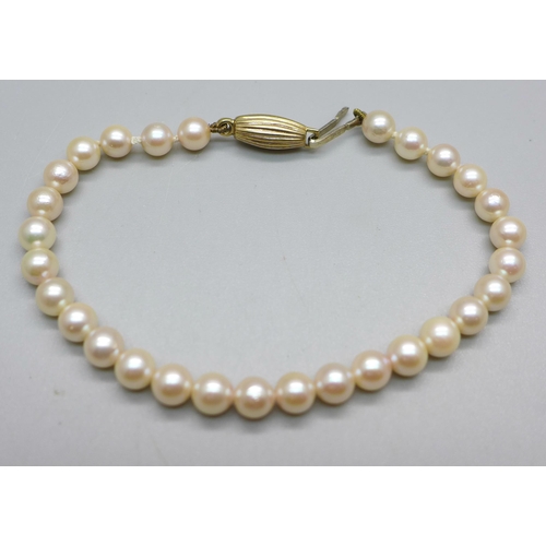 890 - A cultured pearl bracelet with 9ct gold clasp