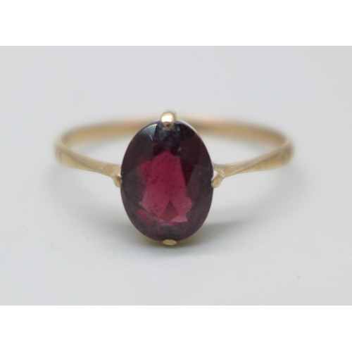 920 - A 9ct gold and garnet solitaire ring, 1.1g, M